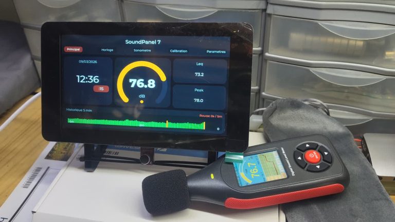 SoundPanel 7 affichant 76,8 dB à côté d’un sonomètre de référence