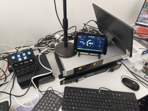 Sonomètre connecté SoundPanel 7 sur écran tactile ESP32-S3 dans un environnement de laboratoire