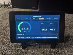 Gros plan de l’écran tactile du sonomètre connecté SoundPanel 7 affichant le niveau sonore, le Leq, le Peak et l’historique